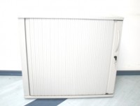 Gebrauchte Büromöbel | gebrauchter, günstiger Rolltürenschrank in lichtgrau