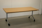 Gebrauchter, klappbarer Besprechungstisch auf Rollen. besprechungstisch klappbar