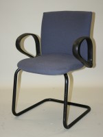 Gebrauchter, günstiger Comforto Besucherstuhl mit Armlehnen.