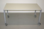 Gebrauchter Denz Schreibtisch auf Rollen. denz schreibtisch