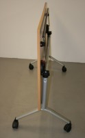 Gebrauchter, klappbarer Besprechungstisch auf Rollen.